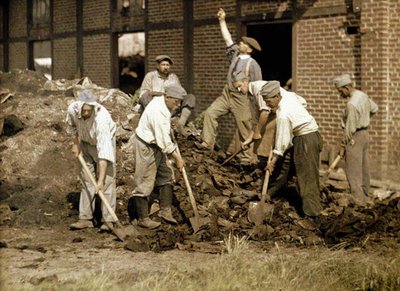 Soldati che lavorano con pale tra le macerie di un edificio, Soissons, Aisne, Francia, 1917 da Fernand Cuville